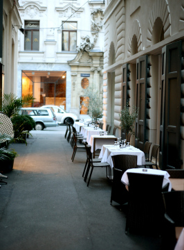 Stoliki W Wąskiej Uliczce