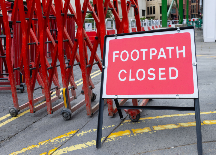 Footpath Closed inscription on the sign